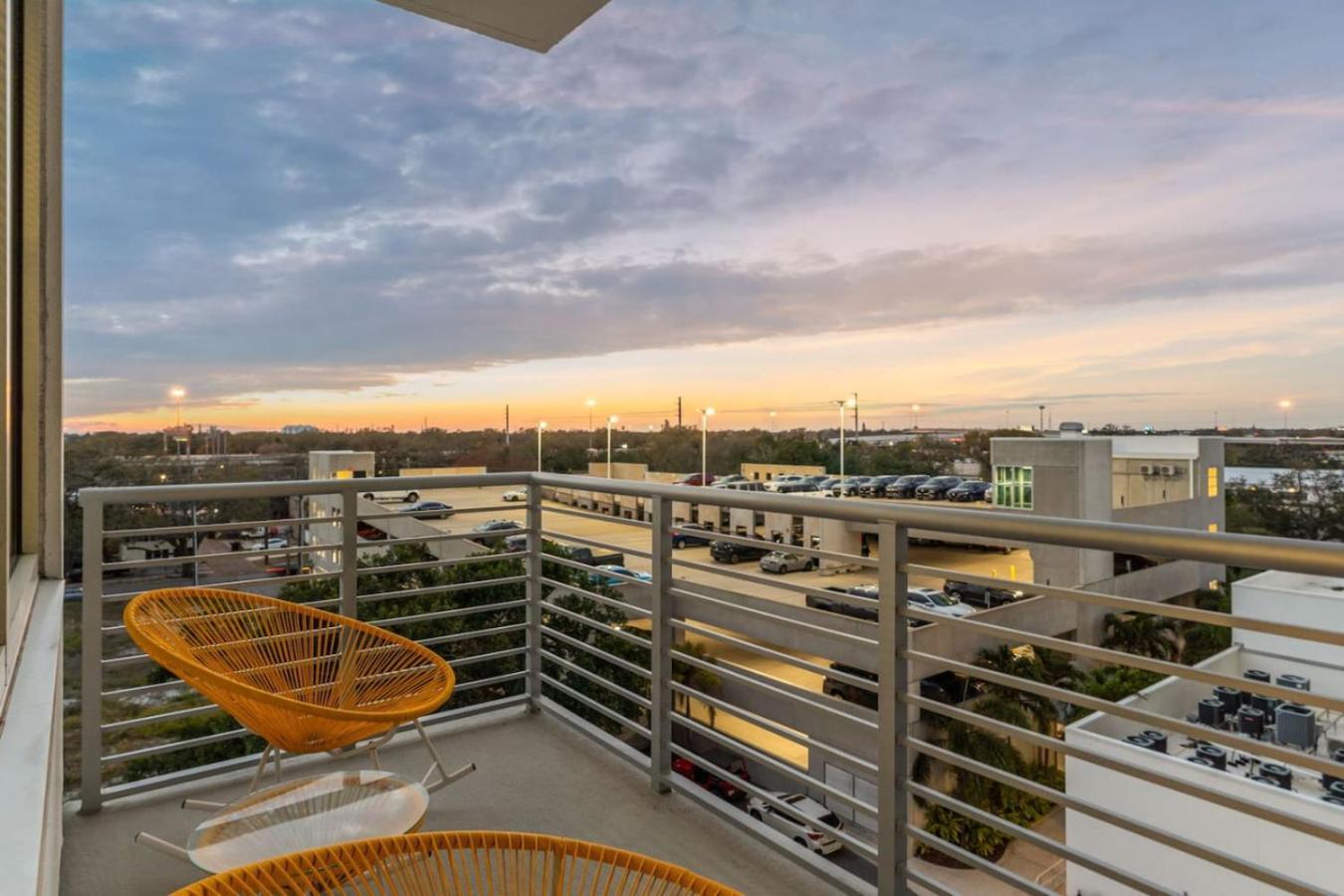 Modern 2 Bed Getaway Steps From Tropicana Field Сейнт Питърсбърг Екстериор снимка
